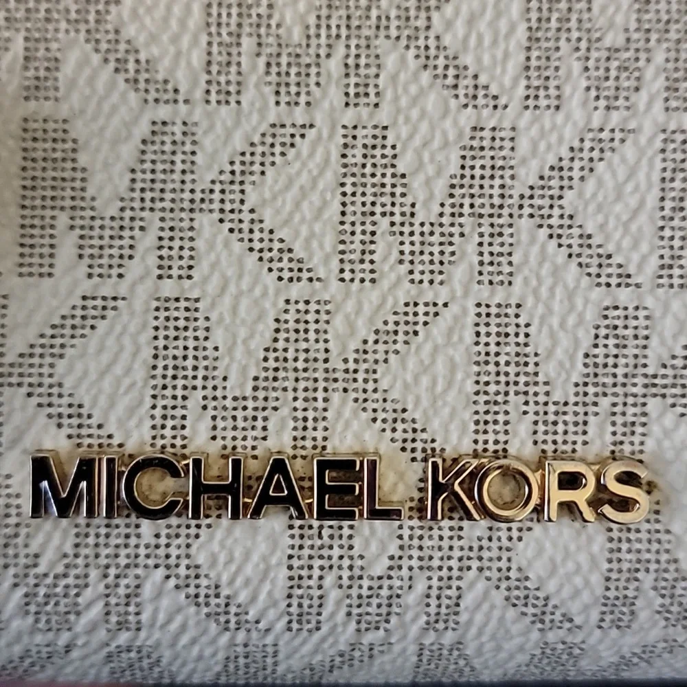 Michael Kors Jet Set Travel Medium Zip-Around Card Case